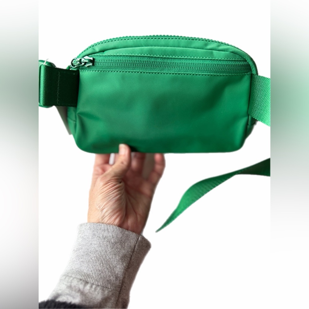 lululemon athletica Belt Bag in Vibrant raceway green NWT - Picture 8 of 10